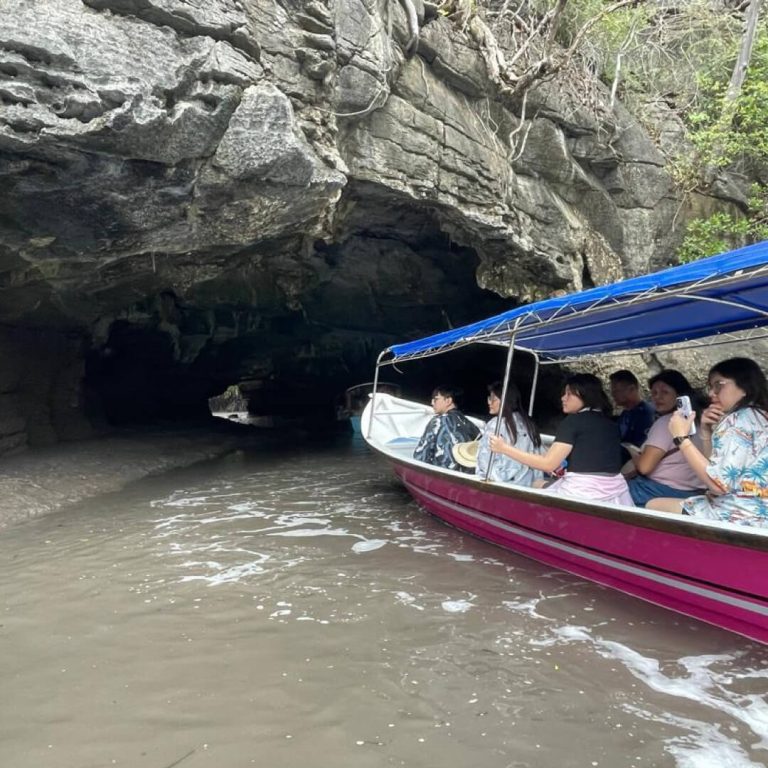Crocodile Cave (crocodile mouth shaped cave)